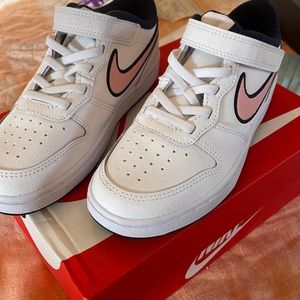 Nike court borough low size 1 1/2 youth